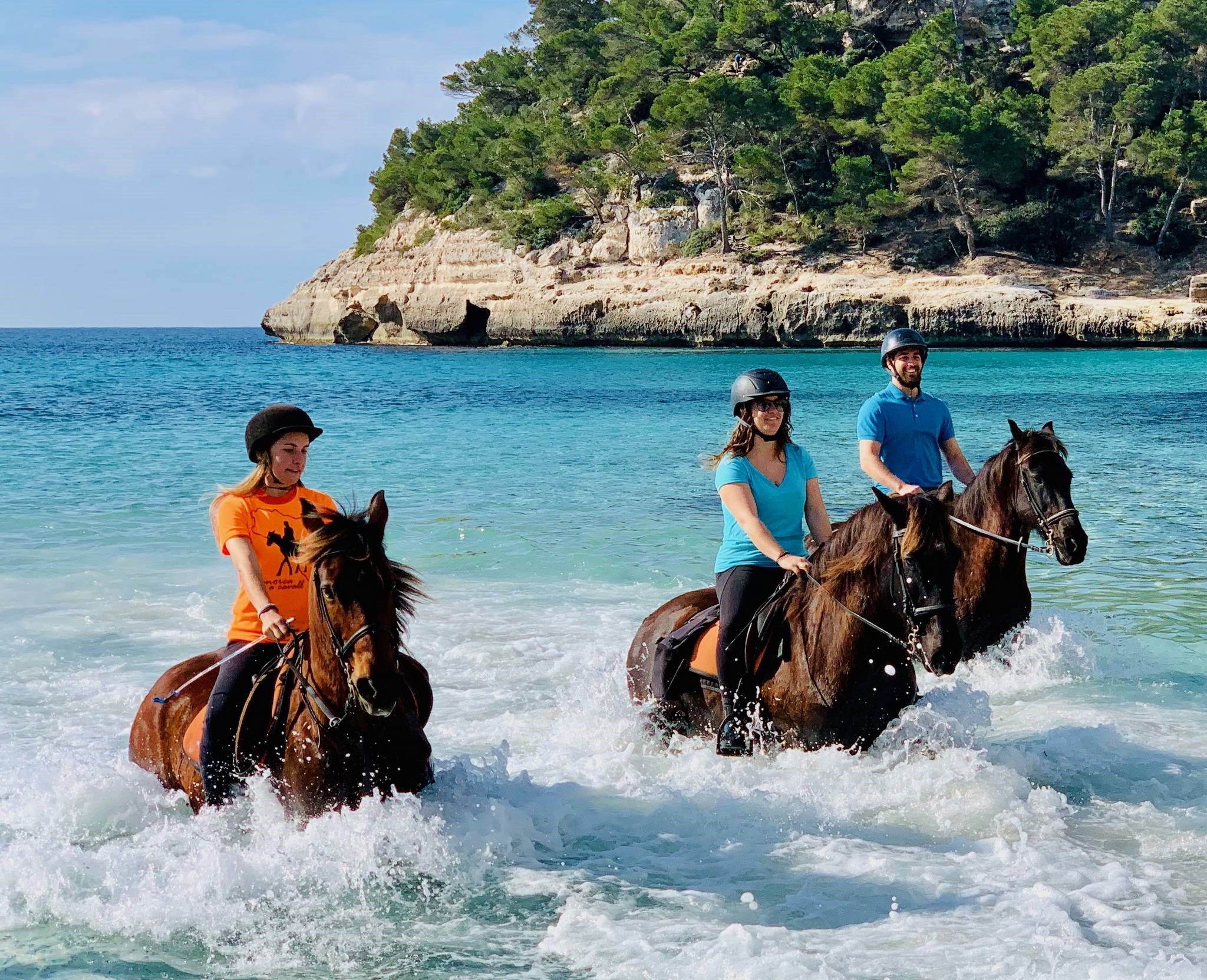 //www.som2travel.es/cdn/images/content/Islas Baleares/Menorca/home-08-menorca-a-cavall.jpg